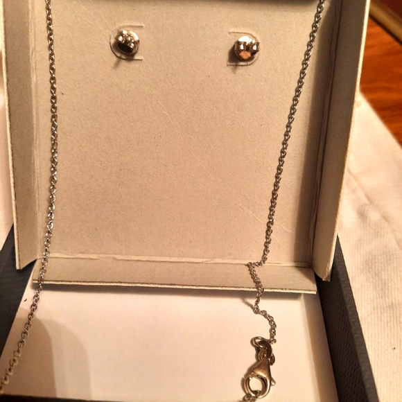 Snowflake earrings and necklace set - Picture 4 of 4